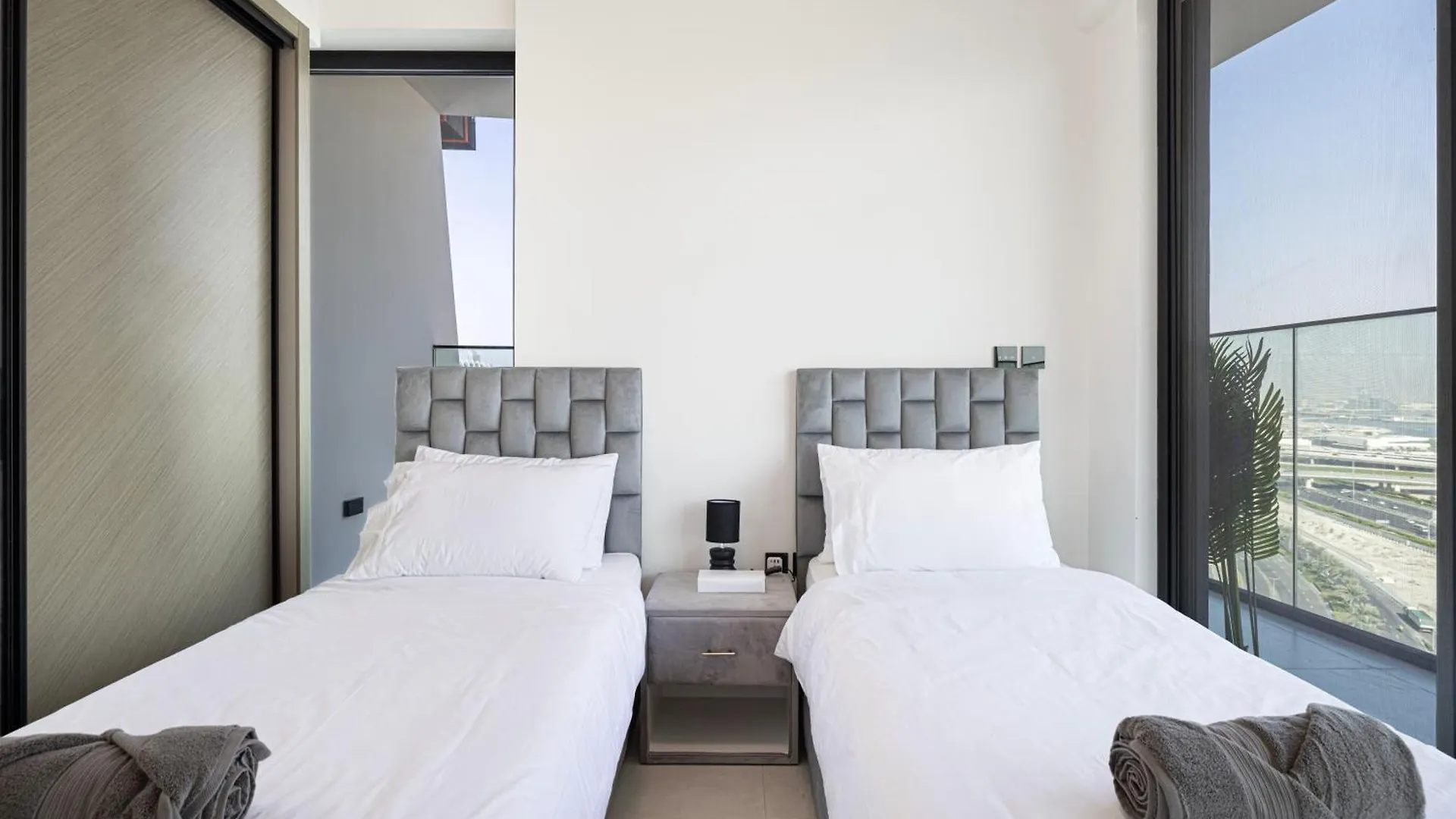 Luxury 2Br Burj View & Jacuzzi Apartment Dubai