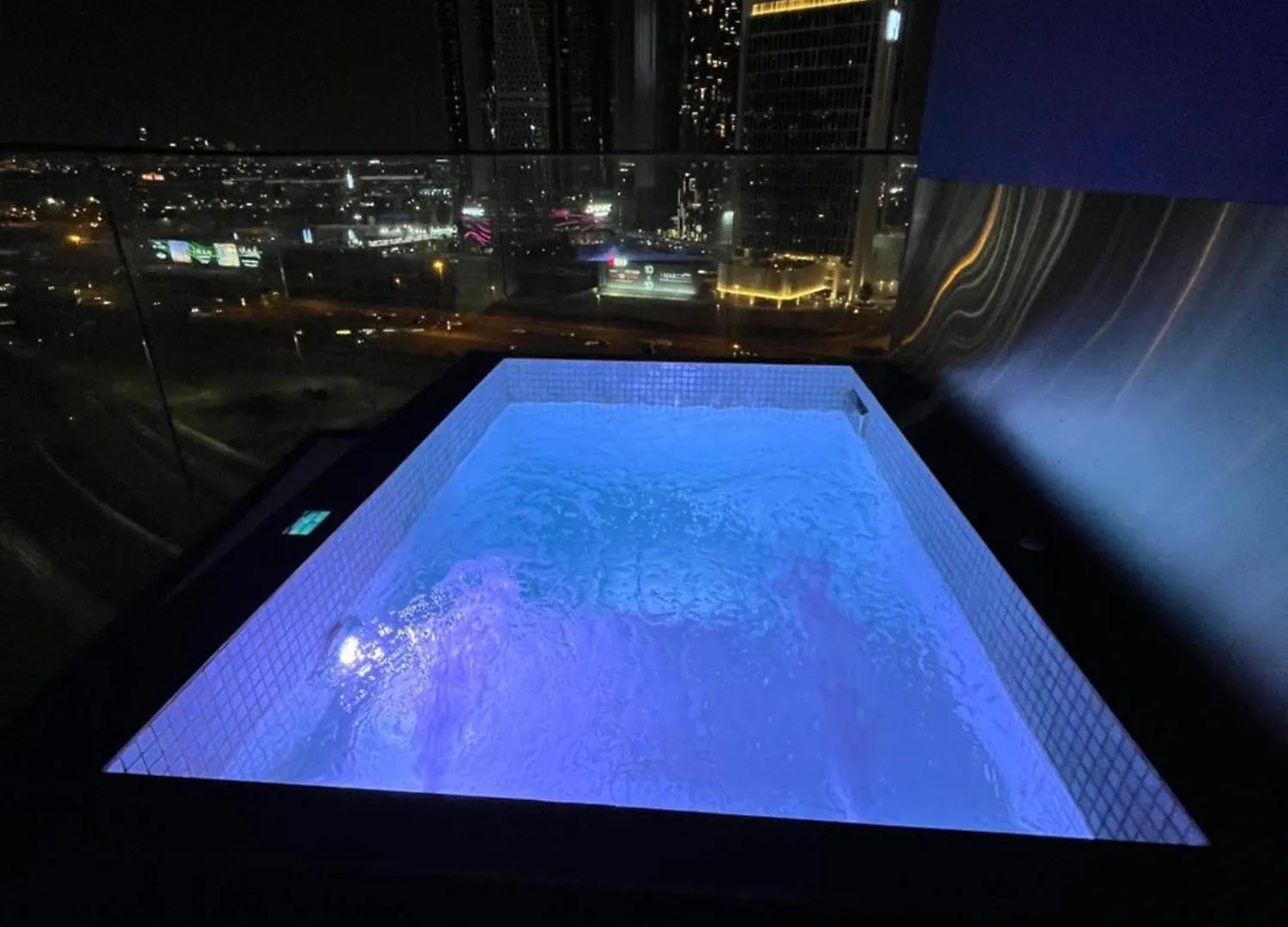 Luxury 2Br Burj View & Jacuzzi Apartment Dubai