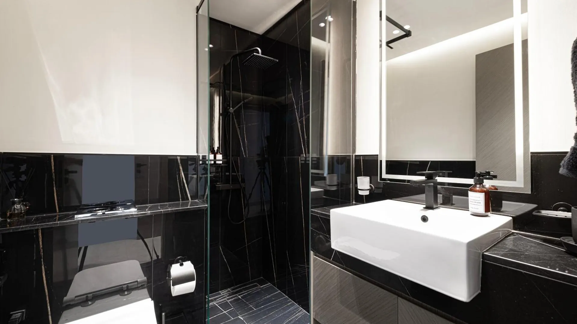 Luxury 2Br Burj View & Jacuzzi Apartment Dubai
