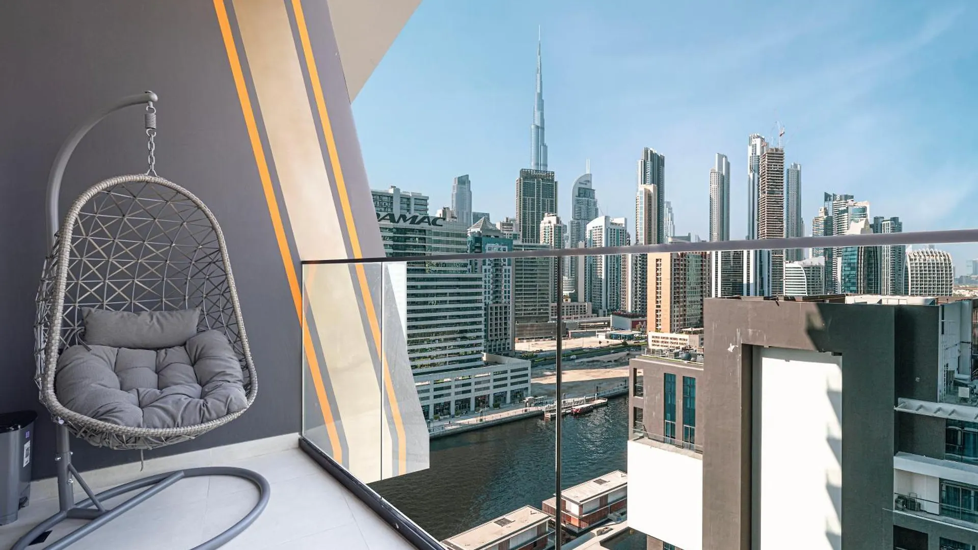 Luxury 2Br Burj View & Jacuzzi Apartment Dubai