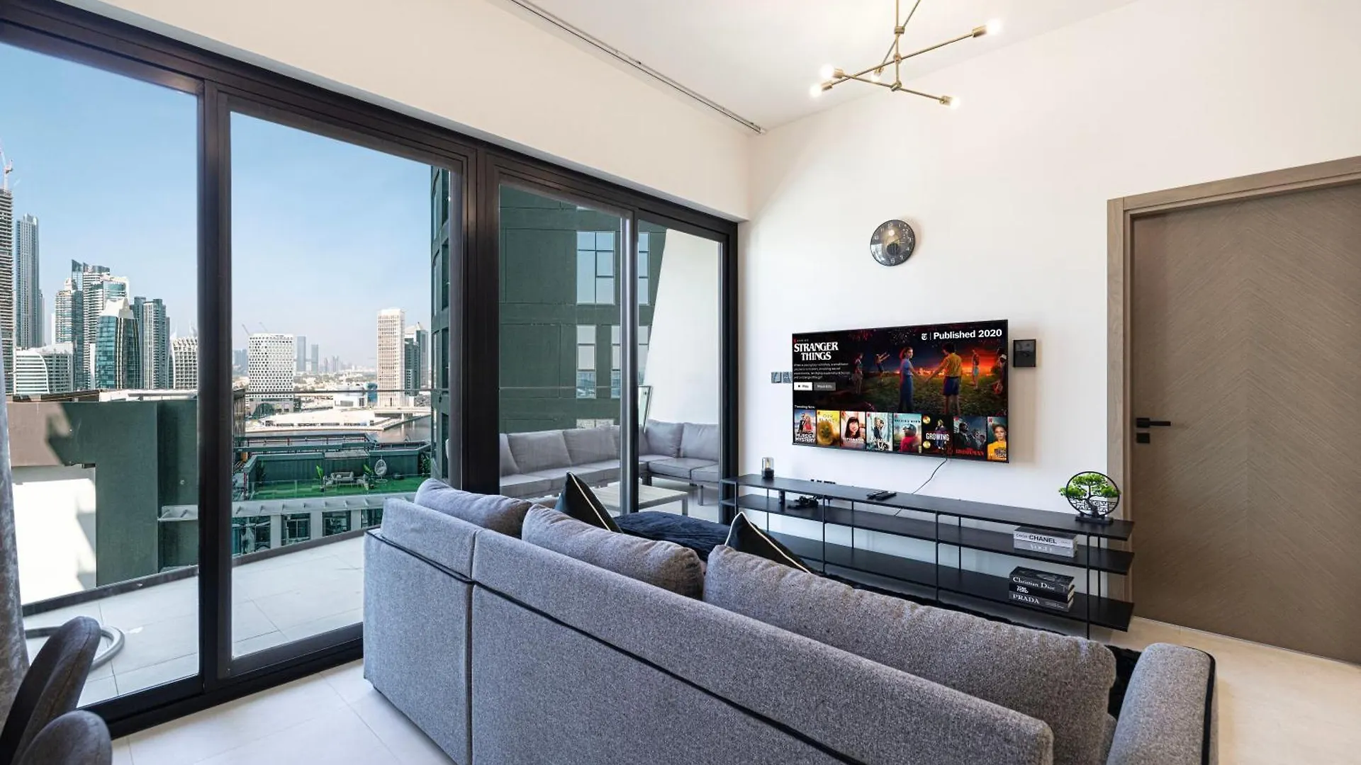 Luxury 2Br Burj View & Jacuzzi Apartment Dubai