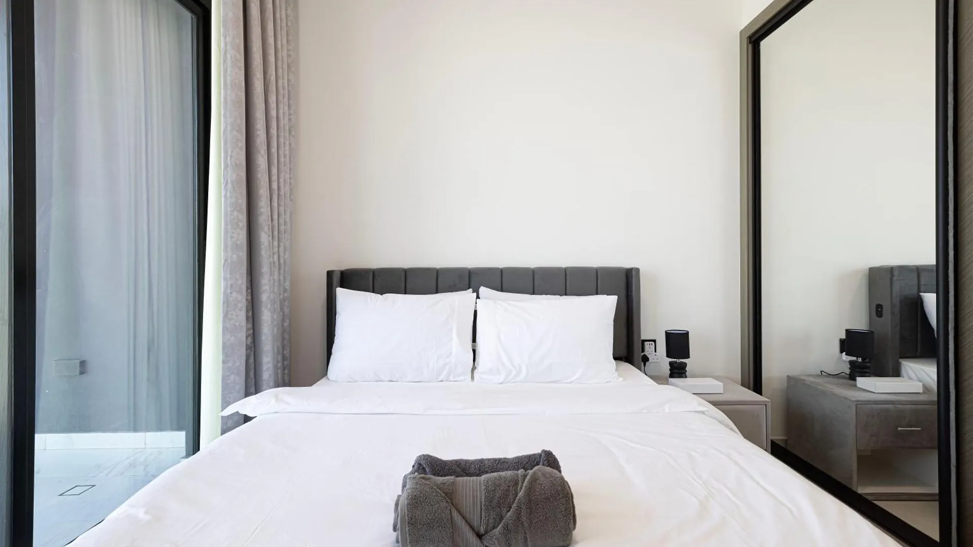 Luxury 2Br Burj View & Jacuzzi Apartment Dubai 0*,