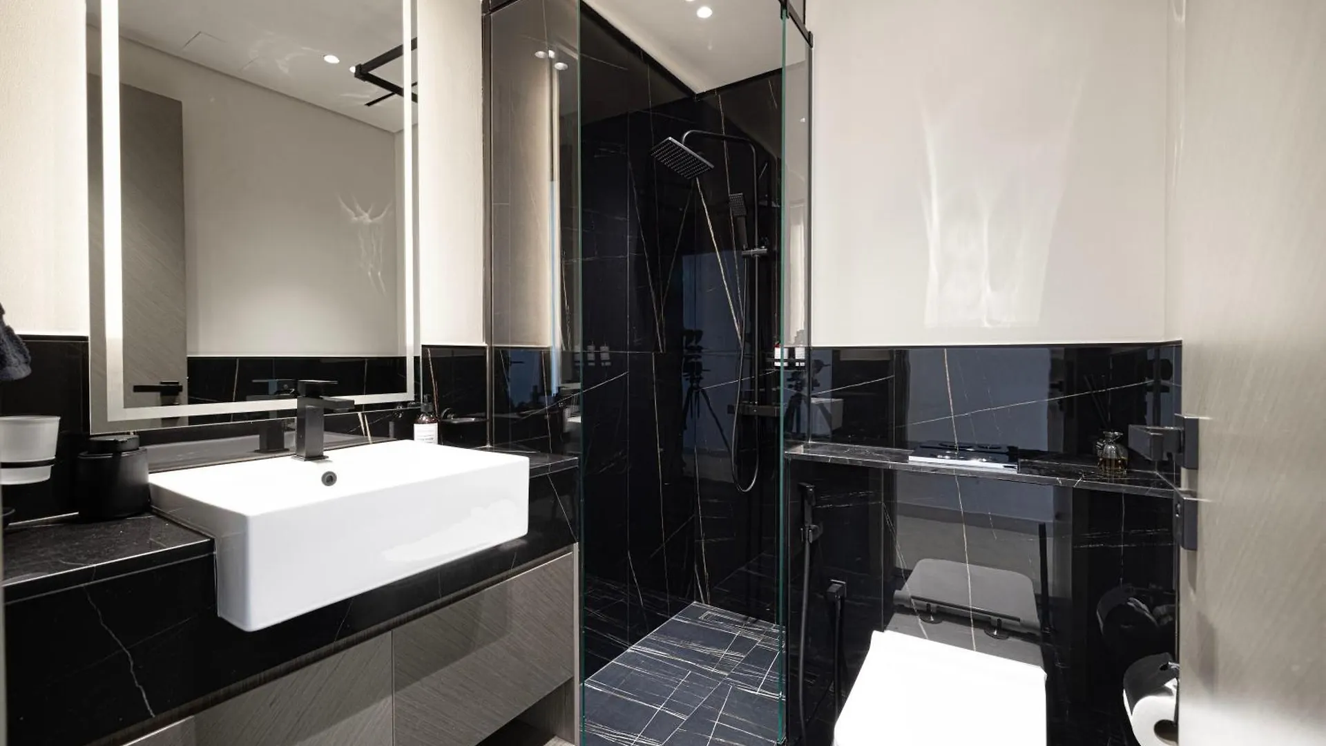 Luxury 2Br Burj View & Jacuzzi Apartment Dubai